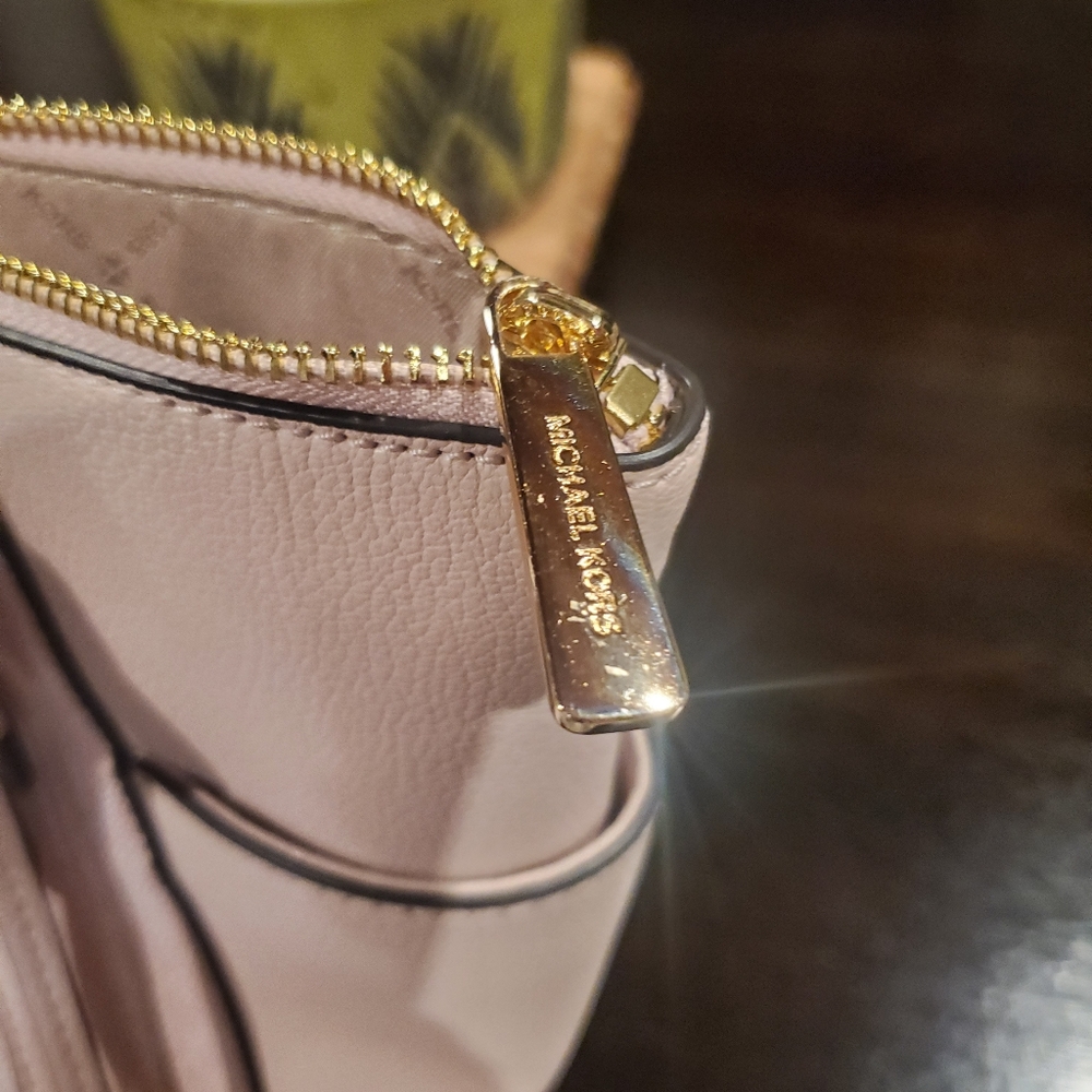Michael Kors Charlotte Large Saffiano Bag - Picture 4 of 11